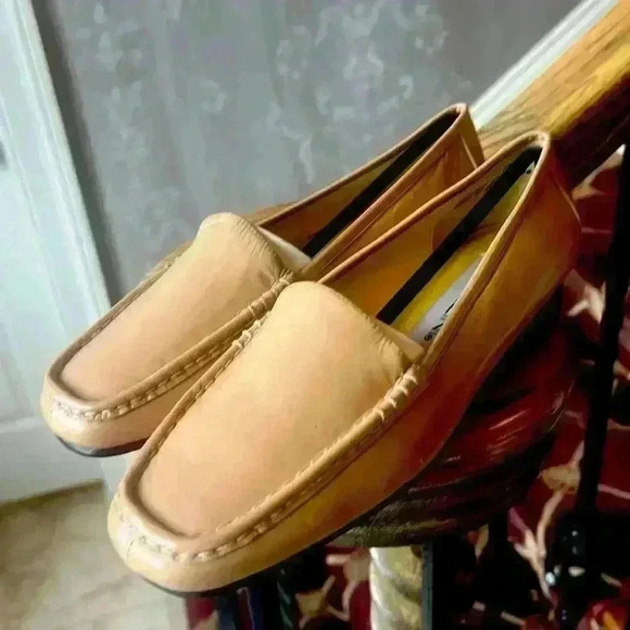 Bellini leather ladies tan loafers 7 Medium. Brand New NWOT. Perfect condition. - Picture 3 of 15